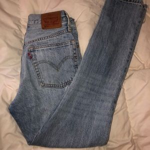Levi’s light wash high waisted distressed jean